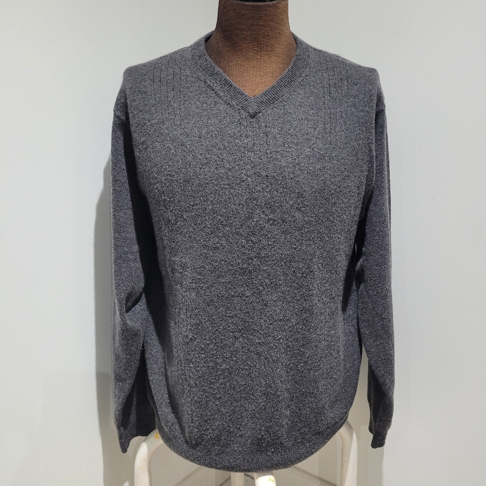Retreat Men's Merino Wool Cashmere Blend V-Neck Sweater Large Gray Quiet Luxury